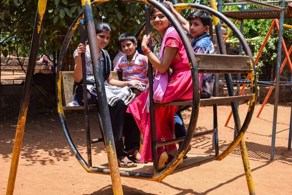 Kolhapur Maharashtra Índia Maio 2019 Grupo Crianças Brincando Jardim Sorrindo — Fotografia de Stock