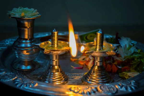 Güzel Gümüş Eski Lamba Pooja Thali Tanrı Tapınmak Için Süslenmiş — Stok fotoğraf