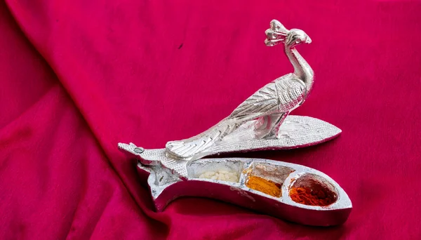Vackert Design Och Snidade Silver Påfågel Staty Suddig Bakgrund — Stockfoto