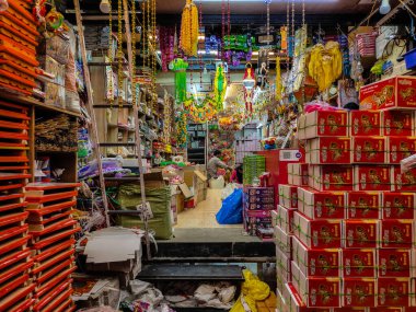 Kolhapur, Maharashtra, Hindistan-5 Aralık 2020; Festival için dekoratif eşyalarla dolu Hindistan Dekoratif Ürünler Dükkanı.