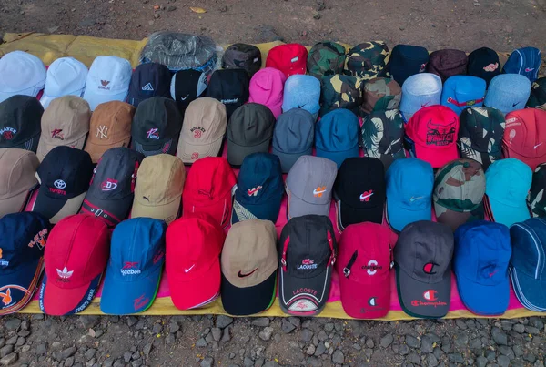 Kolhapur, Maharashtra, Hindistan - 7 Aralık 2020; Kolhapur Maharashtra Hindistan 'da yaz mevsiminde yollarda satışta tutulan renkli başlıkların stok fotoğrafı.