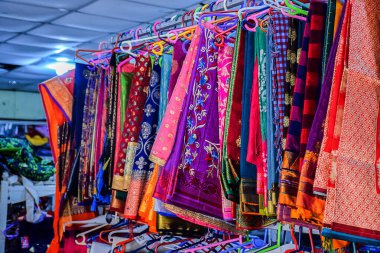 Kolhapur Maharashtra Hindistan 'daki sari dükkanının vitrininde asılı duran güzel renkli Hint sarisinin stok fotoğrafı..