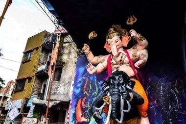 Lord Ganesha 'nın güzel, büyük heykelinin resmi. Ganesh Chaturthi sırasında Kolhapur Maharashtra Hindistan 'da Tanrı Ganesha' nın kuruluşu.
