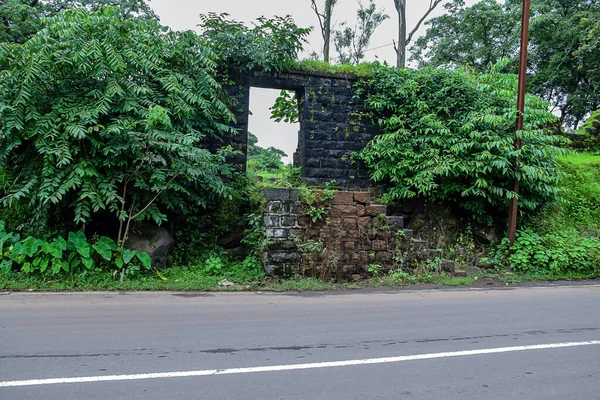 インドの村の黒い石の道路側を使用して構築された古い崩壊した壁のストック写真は 雨季に撮影された画像 前景を中心に — ストック写真