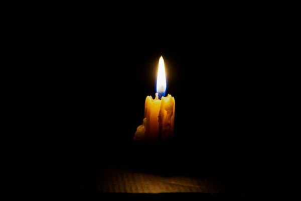 Siyah arka planda yanan küçük beyaz mumun stok fotoğrafı. muma odaklan, boşluğu kopyala.