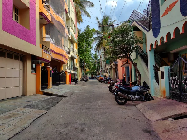 バンガロール市内の住宅街のストックフォト バンガロール市内のアパートの建物や家のクラスタ — ストック写真