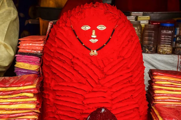 インド マハラシュトラ州トゥラプールで人々を魅了し販売するために ヒンドゥー寺院の外の通り店に保管朱色または赤色の粉ピラミッドのストックフォト — ストック写真