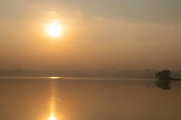 美しい穏やかな黄金の夕日のシーンのストックフォト 日光湖の水に反映されます 写真はコラーフル市での夏休み中に撮影されました Maharashtra India — ストック写真
