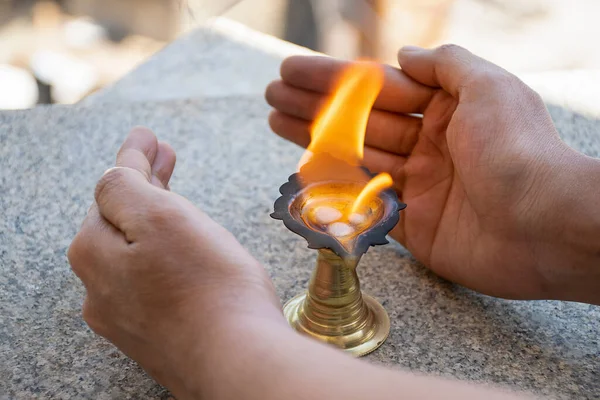 Lagerfoto Brinnande Kamfer Förvaras Kamfer Innehavare För Att Presentera Ritualer — Stockfoto