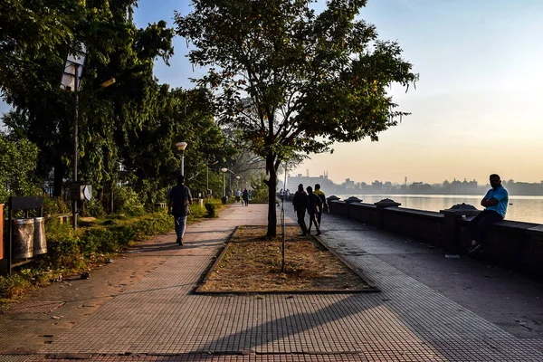 科拉普尔 印度马哈拉施特拉邦 2020年12月5日 慢跑者公园或公园美景的全景照片 人们慢跑 坐着和做运动 在Rankala湖拍摄的照片 — 图库照片