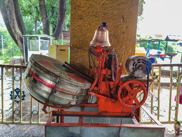 Archivfoto Von Orangefarbenen Farbe Automatische Trommel Glocke Maschine Oder Spieler — Stockfoto