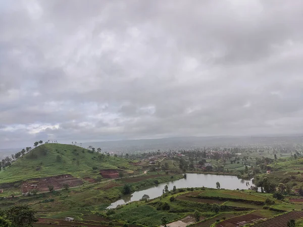 Вид Воздуха Зеленый Горный Хребет Возле Индийской Деревни Небольшим Озером — стоковое фото