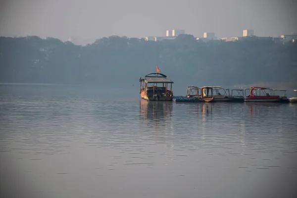 大受欢迎的Rankala湖划船点的鱼群照片 不同类型的船停靠在湖边 照片摄于印度马哈拉施特拉邦Kolhapur市 — 图库照片