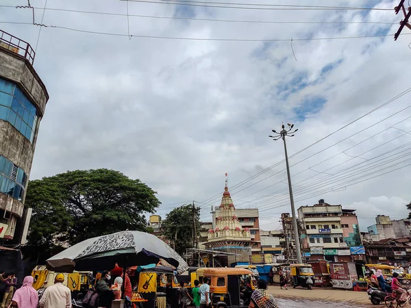 2021年7月16日 インドのマハラシュトラ州コラーフール 市内中心部に位置する黄色の色鮮やかな様式のヒンズー教の寺院 コラーフルの寺院の周りの人々 小さなお店 — ストック写真