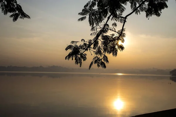 美しい日の出のシーンのストック写真 コーラー市のガーデンエリアの湖の水に反射する太陽光 Maharashtra India — ストック写真