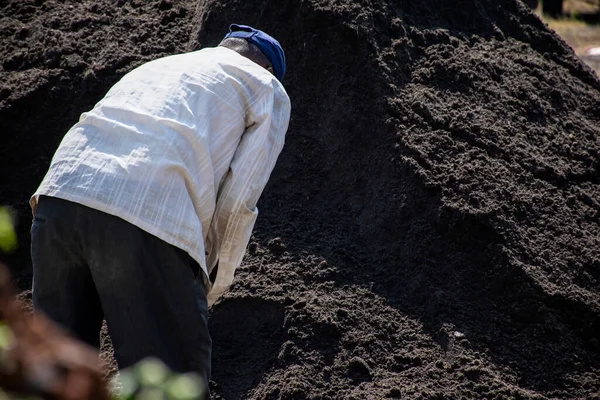 Stock Photo Year Old Indian Construction Worker Shoveling Black Sand — Stock Photo, Image