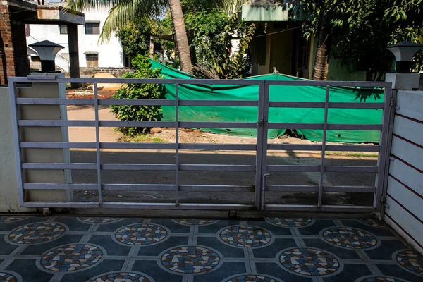 Foto Stock Branco Pintado Portão Entrada Casa Correr Kolhapur Maharashtra — Fotografia de Stock