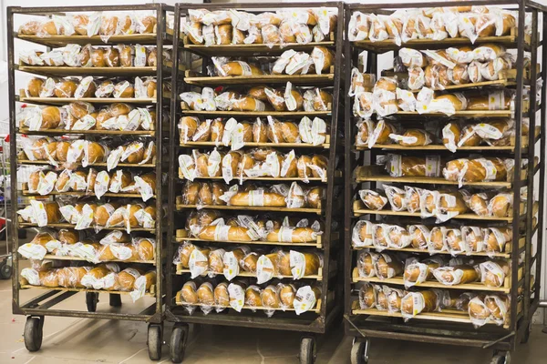 Brood planken in een winkel op wielen — Stockfoto