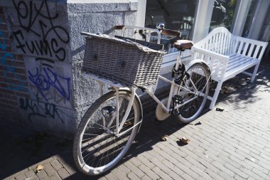 Amsterdam sokaklarında Bisiklet