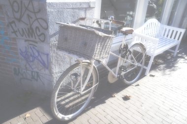 Amsterdam sokaklarında Bisiklet