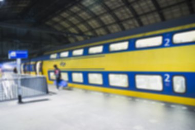 Sarı Çift katlı tren mavi