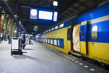 Sarı Çift katlı tren mavi