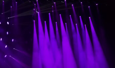 arka planda gösterisi