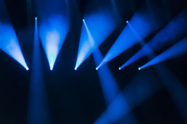 arka planda gösterisi