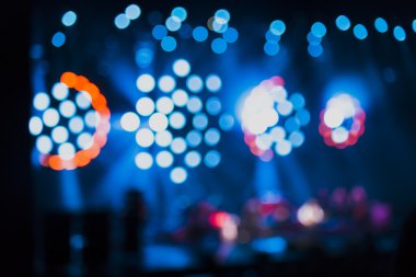 arka planda gösterisi