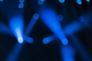 arka planda gösterisi