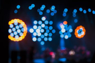 arka planda gösterisi