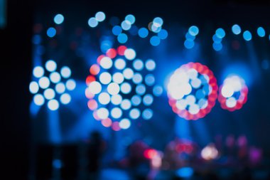 arka planda gösterisi