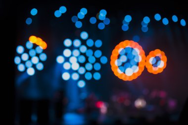 arka planda gösterisi