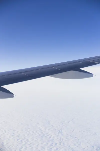 Blick auf den Planeten Erde aus dem Flugzeug durch das Fenster — Stockfoto