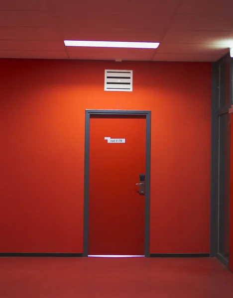 Красная дверь в коридоре — стоковое фото