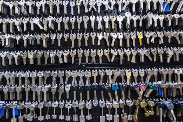 muchas llaves viejas — Foto editorial de stock © J2R #51258493