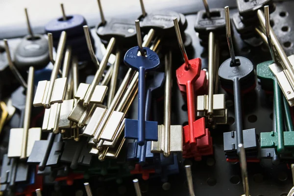 muchas llaves viejas — Foto editorial de stock © J2R #51258493