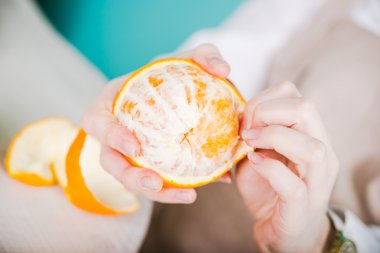 Güzel kızıl saçlı hamile kız