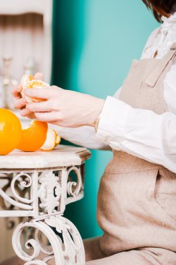 Güzel kızıl saçlı hamile kız