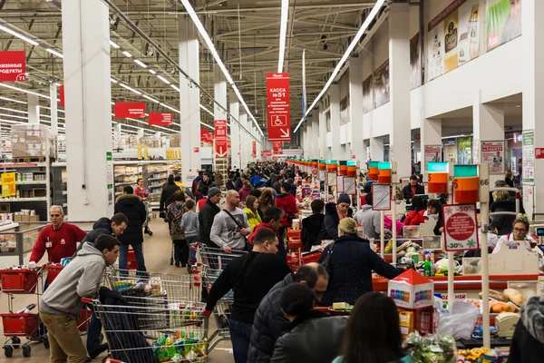 Schlange stehen im Supermarkt — Stockfoto