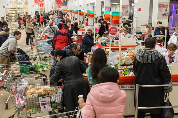 Schlange stehen im Supermarkt — Stockfoto