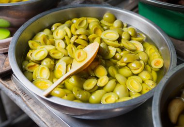 büyük çekirdeksiz yeşil zeytin yararlı