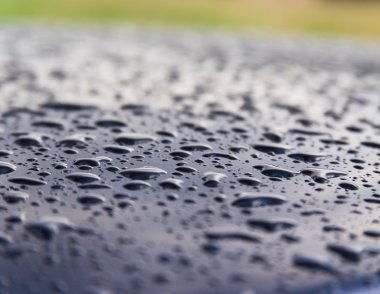 arabanın üstüne su damlaları