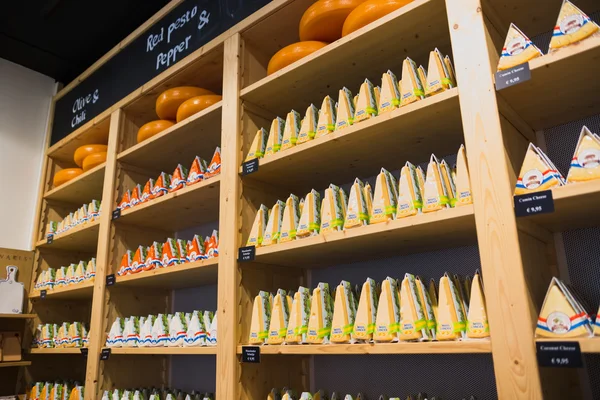 Holandské sýry na displeji v úložišti — Stock fotografie