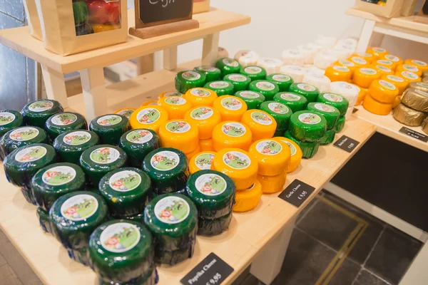 Fromage hollandais exposé dans le magasin — Photo