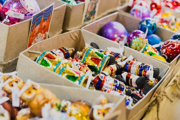 Juguetes de Navidad de colores brillantes — Foto de Stock