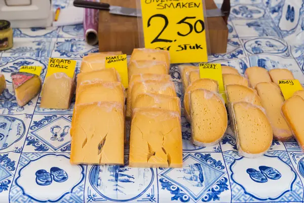 Голландский сыр в магазине — стоковое фото