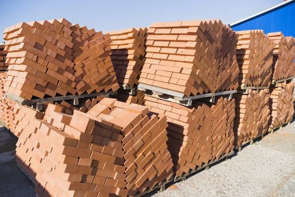 Red bricks to finish the house — Stock Photo, Image