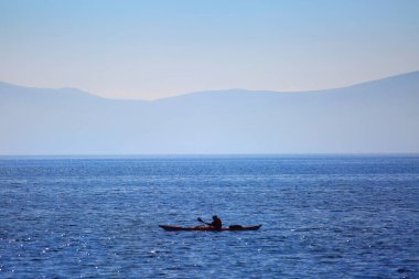 İskoçya 'nın batı kıyısındaki kano.