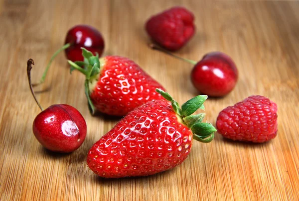 Uma seleção de frutas mistas frescas — Fotografia de Stock